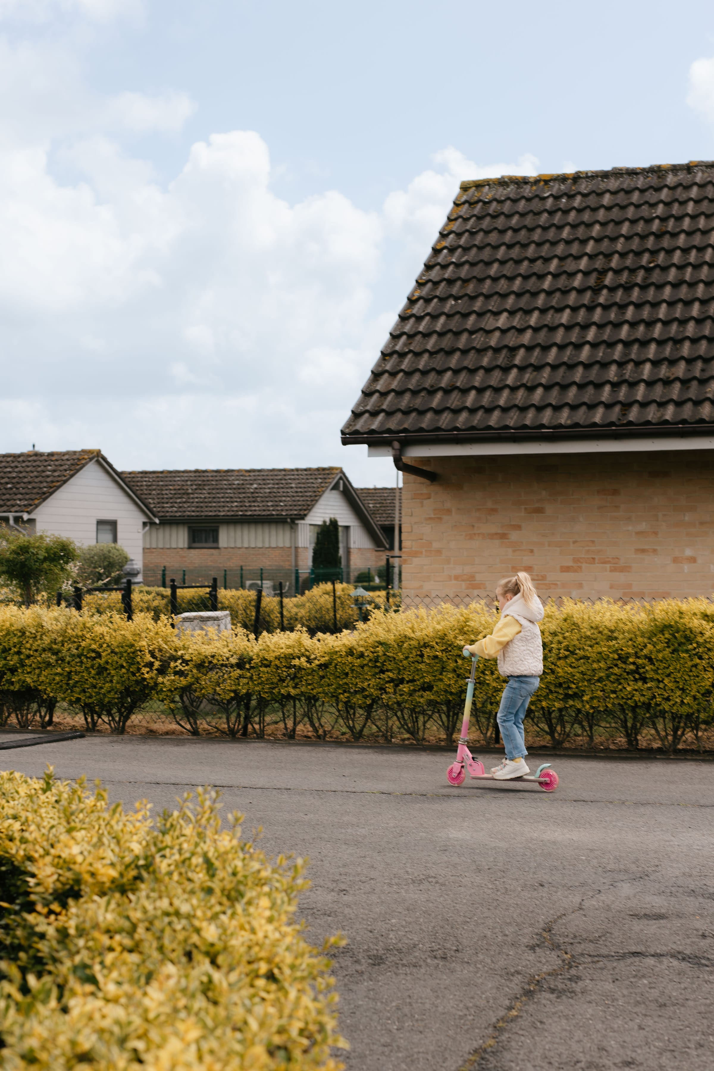 Autovrij pad tussen de vakantiehuisjes in Marinapark Westende